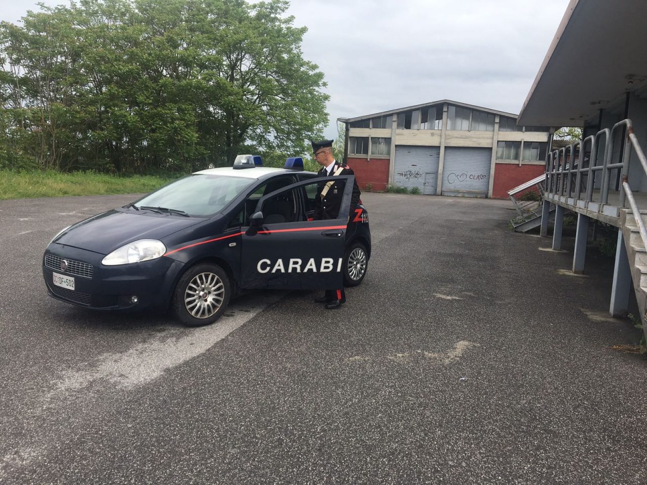 Minaccia il sagrestano di rivelare di averlo incontrato in una località “chiacchierata”