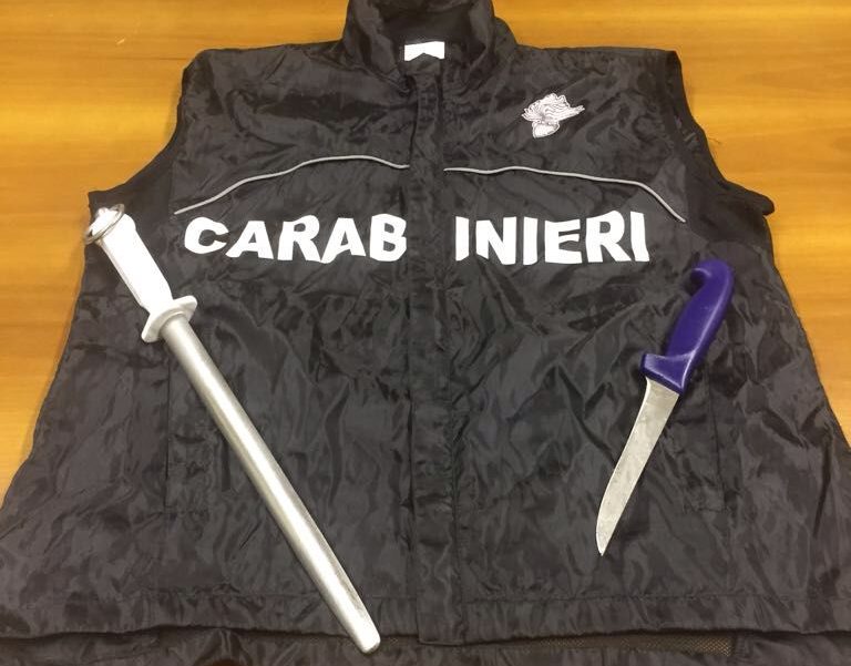 Macellaio ubriaco minaccia studente rumoroso con il coltello: “Ti ammazzo…”