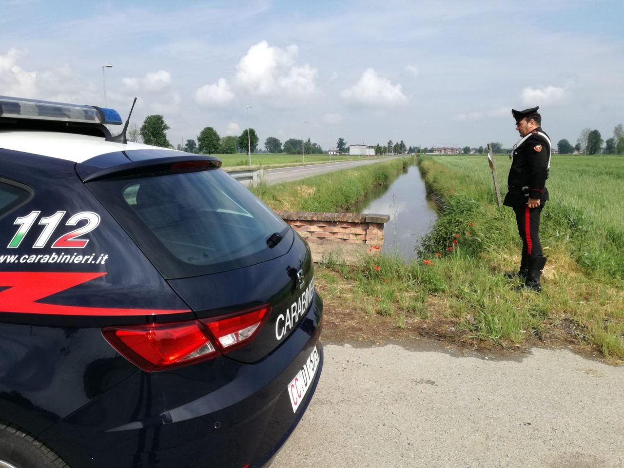 Si getta nella roggia sotto gli occhi dei carabinieri salvato e identificato