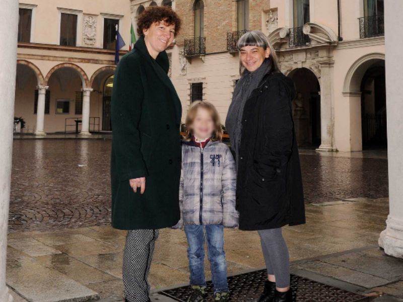 Famiglie Arcobaleno sul Totem del Comune di Crema contro le discriminazioni