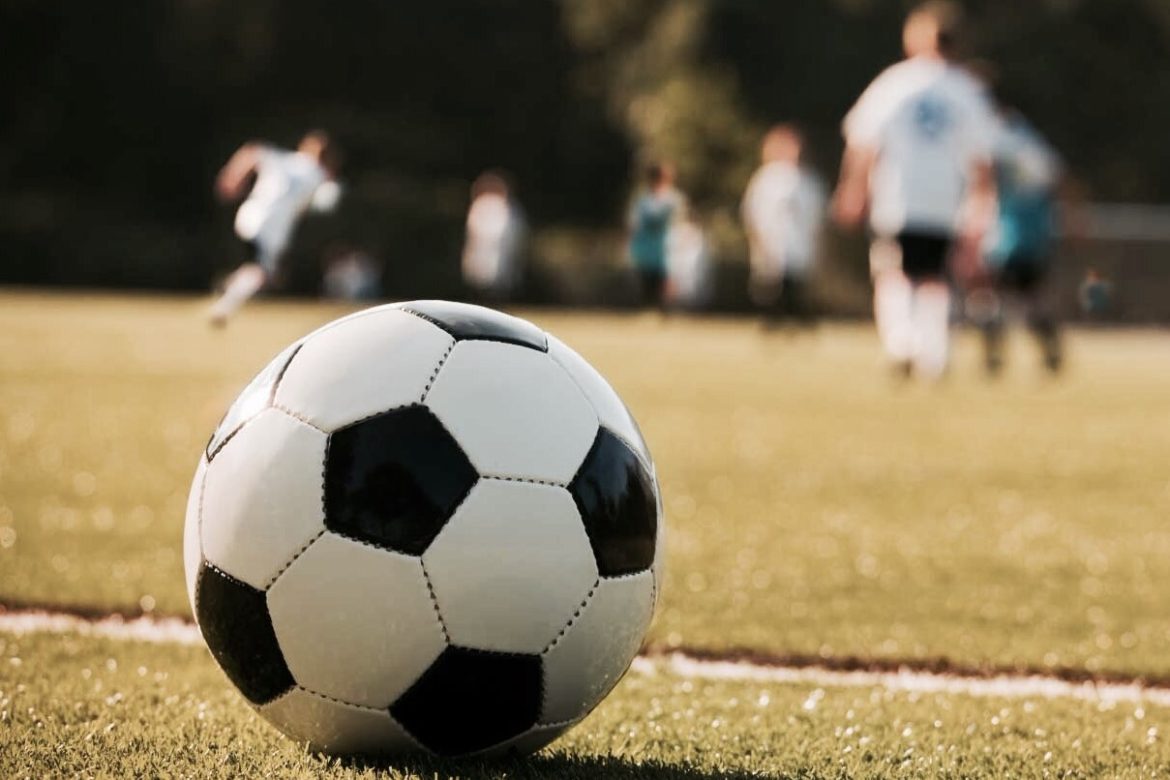 Rissa alla partita di calcio dei bambini per un fallo di gioco, 6 Daspo per i genitori violenti