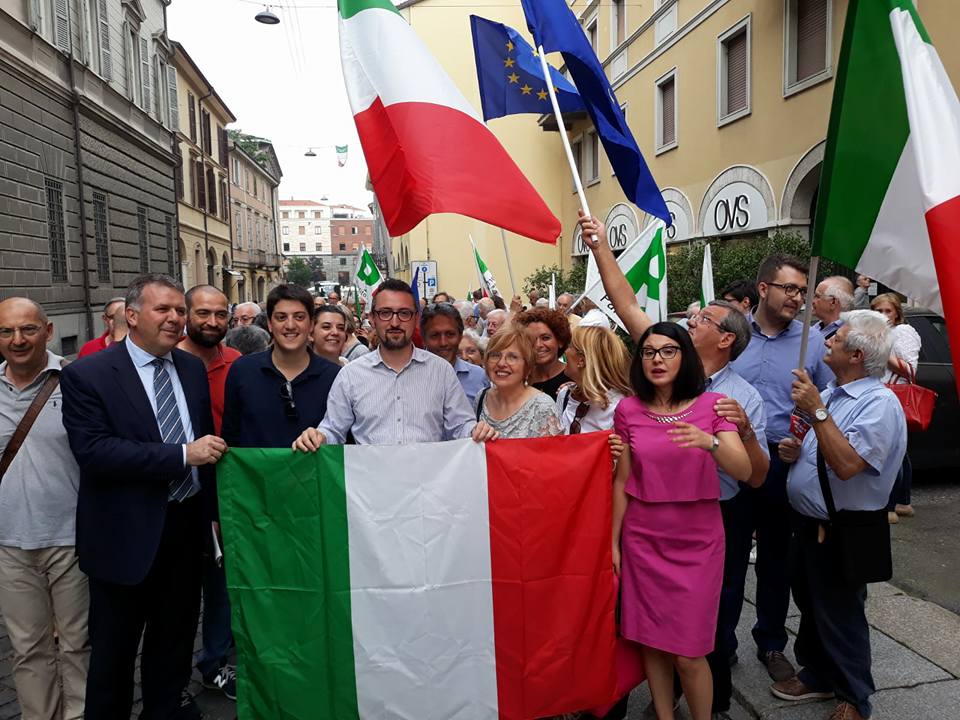 Pd Cremona e cittadini in strada a difesa delle istituzioni