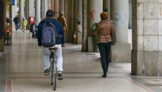 Movimento dei pedoni per “cacciare” i ciclisti dal marciapiede