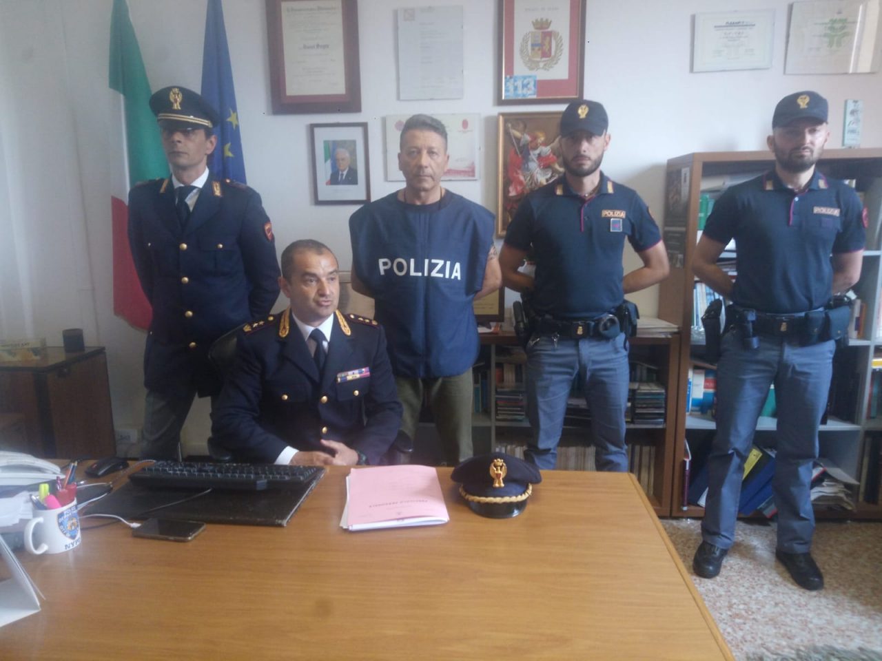 Cerca di uccidere l’amico spingendogli la testa contro il treno in corsa VIDEO