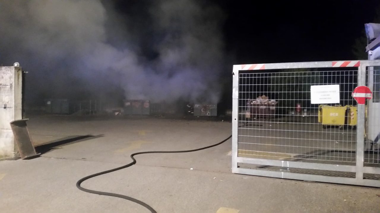 Incendio in discarica a Casaletto Vaprio, è il secondo in pochi mesi