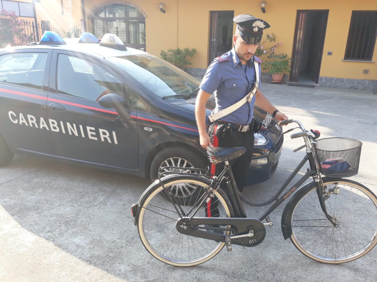 Brutta mattinata per un ladro di biciclette VIDEO FOTO