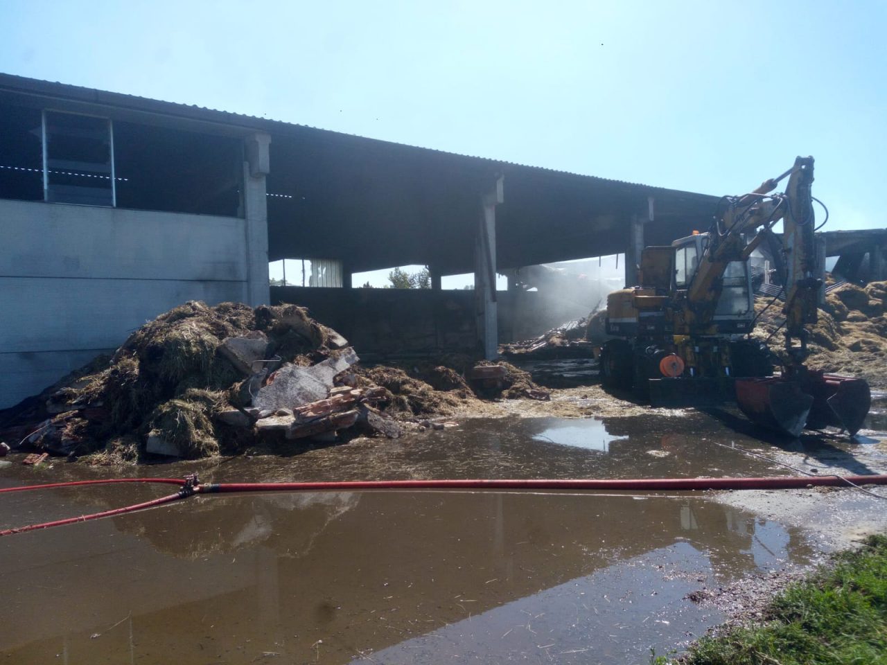 Incendio in cascina vigili del fuoco al lavoro per tutta la notte FOTO