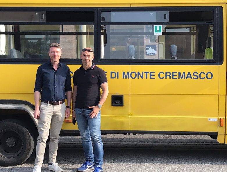 L’autista del pullmino non c’è, ci pensa l’amico sindaco