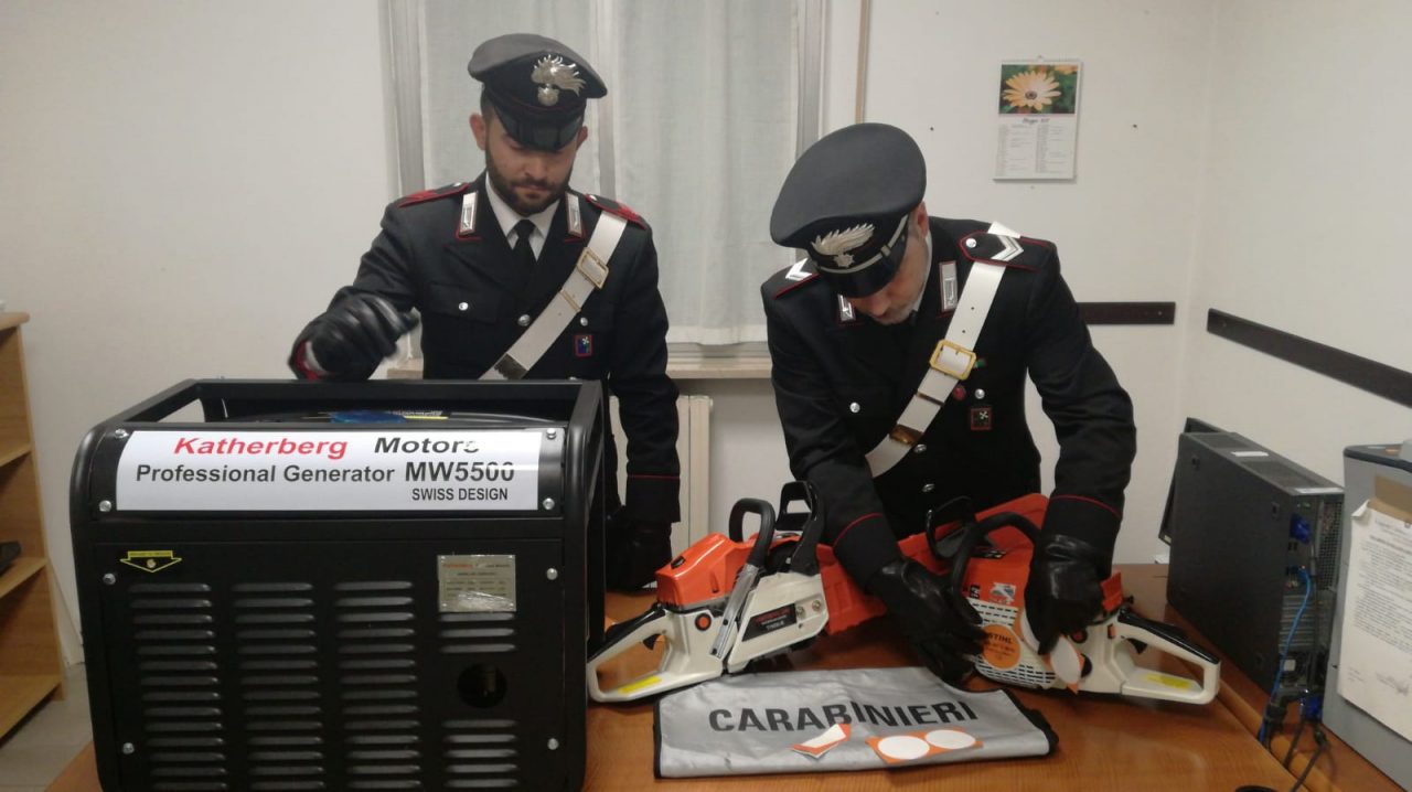 Ricettazione, tentata truffa e commercio di prodotti contraffatti, denunciato