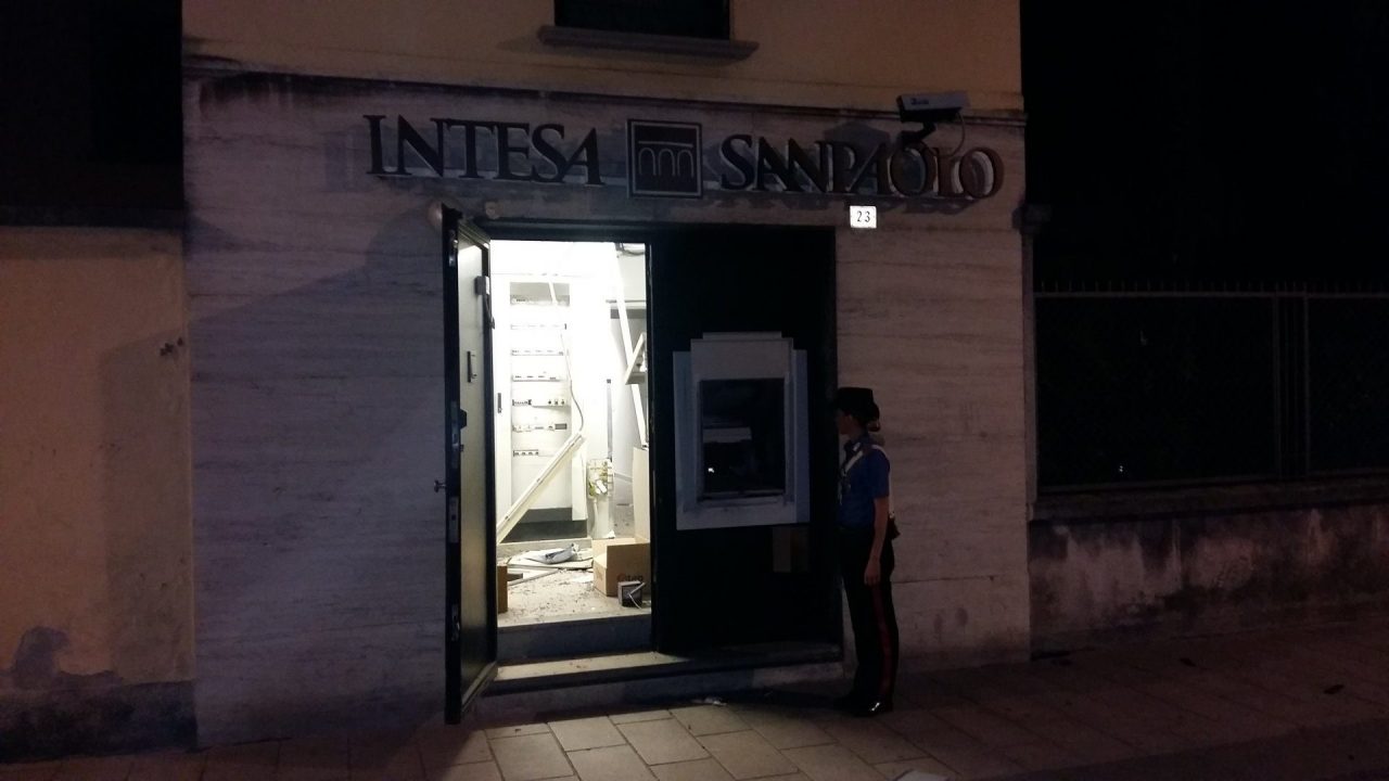 Tentano l’assalto al bancomat, messi in fuga dai carabinieri