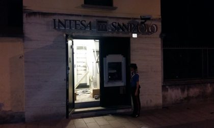 Tentano l'assalto al bancomat, messi in fuga dai carabinieri