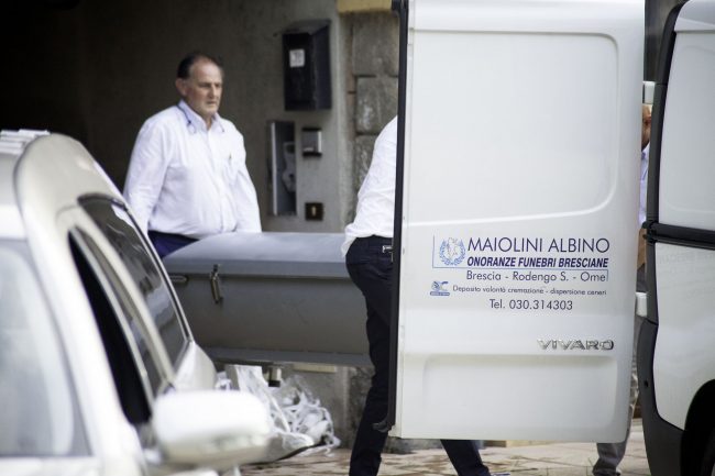 Uccide la moglie e poi si suicida