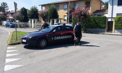 Tenta di distruggere casa e di disarmare i carabinieri, arrestato