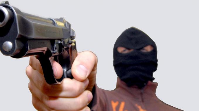Rapina a mano armata alla Coop, minacciata con la pistola una commessa