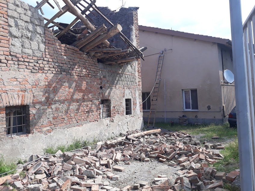 Il temporale fa crollare il tetto di una vecchia abitazione