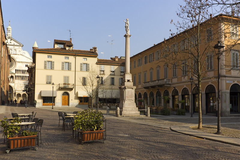 Palo illuminazione cade in centro a Cremona