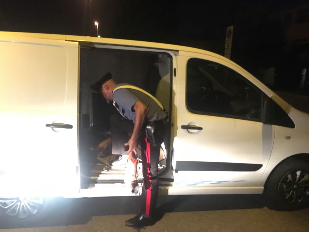 Ricetrasmittenti e arnesi da scasso, denunciati due rumeni FOTO