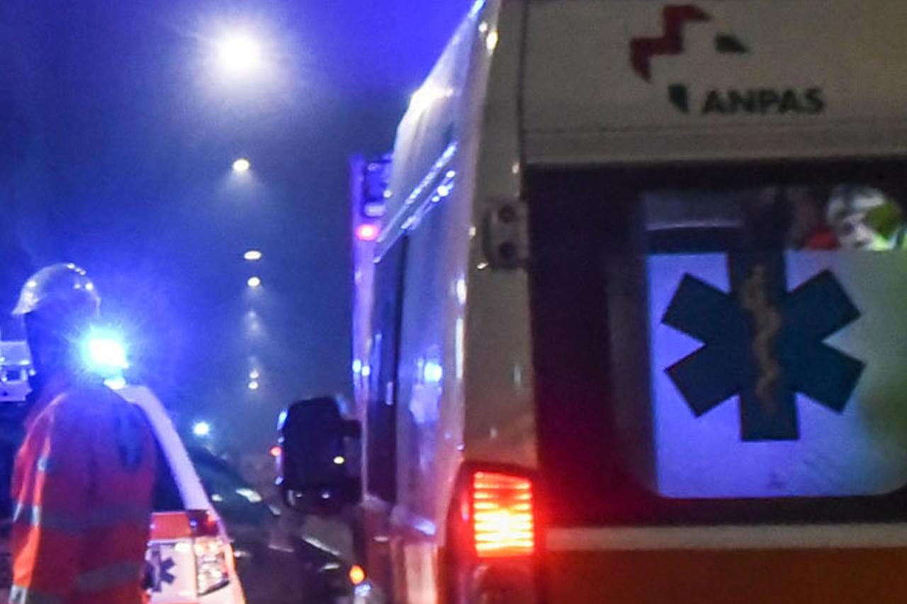 Auto ribaltata, 2 persone in ospedale SIRENE DI NOTTE