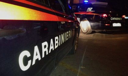 Festa in un capannone, arrivano i Carabinieri: ventenne si butta dalla finestra per fuggire