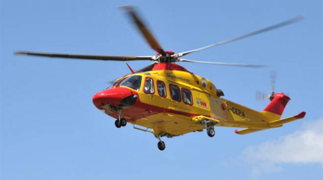 Auto esce di strada e si ribalta nella roggia lungo la provinciale 47 ad Annicco