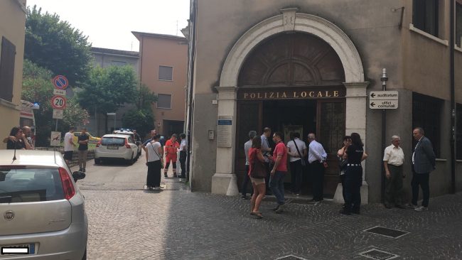 Vigile si uccide sparandosi dentro il Comune di Desenzano
