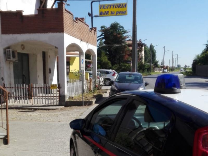 Ruba portafoglio da un’auto in sosta, denunciato
