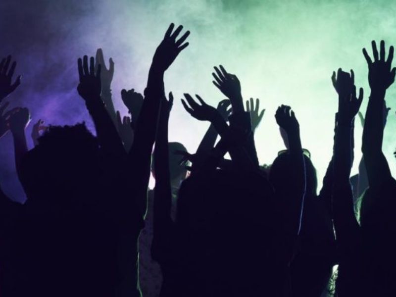 Festa abusiva nella cascina abbandonata, 17 giovani denunciati