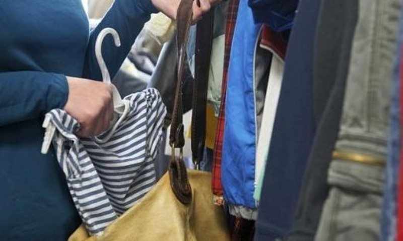Entra in negozio e indossa dei vestiti, poi esce senza pagare ma scatta l’allarme: una commessa lo insegue e lo blocca