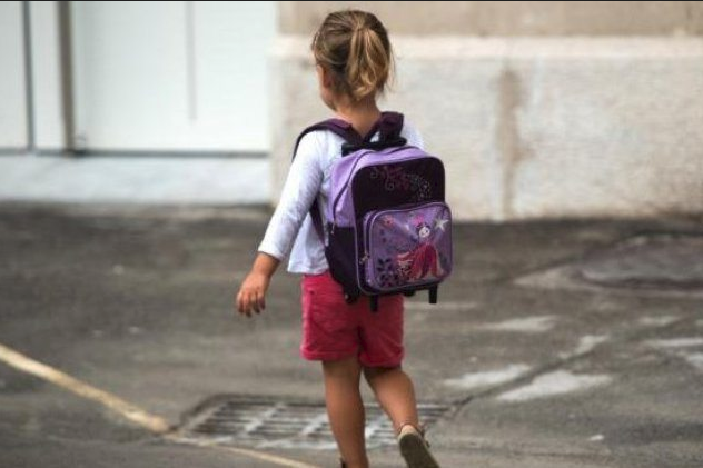 Ruba la borsa con gli asciugamani all’estetista, a prenderla è stata una bimba