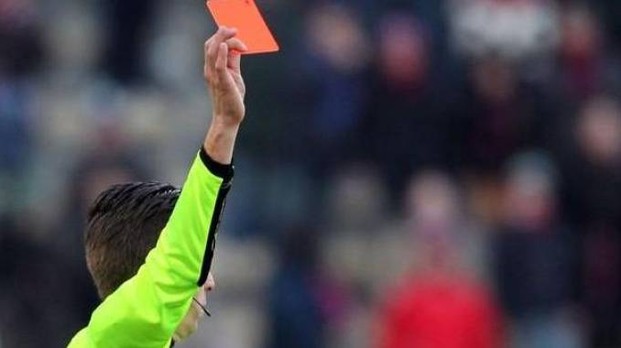 Padre e figlio si vendicano dell’arbitro e lo aggrediscono