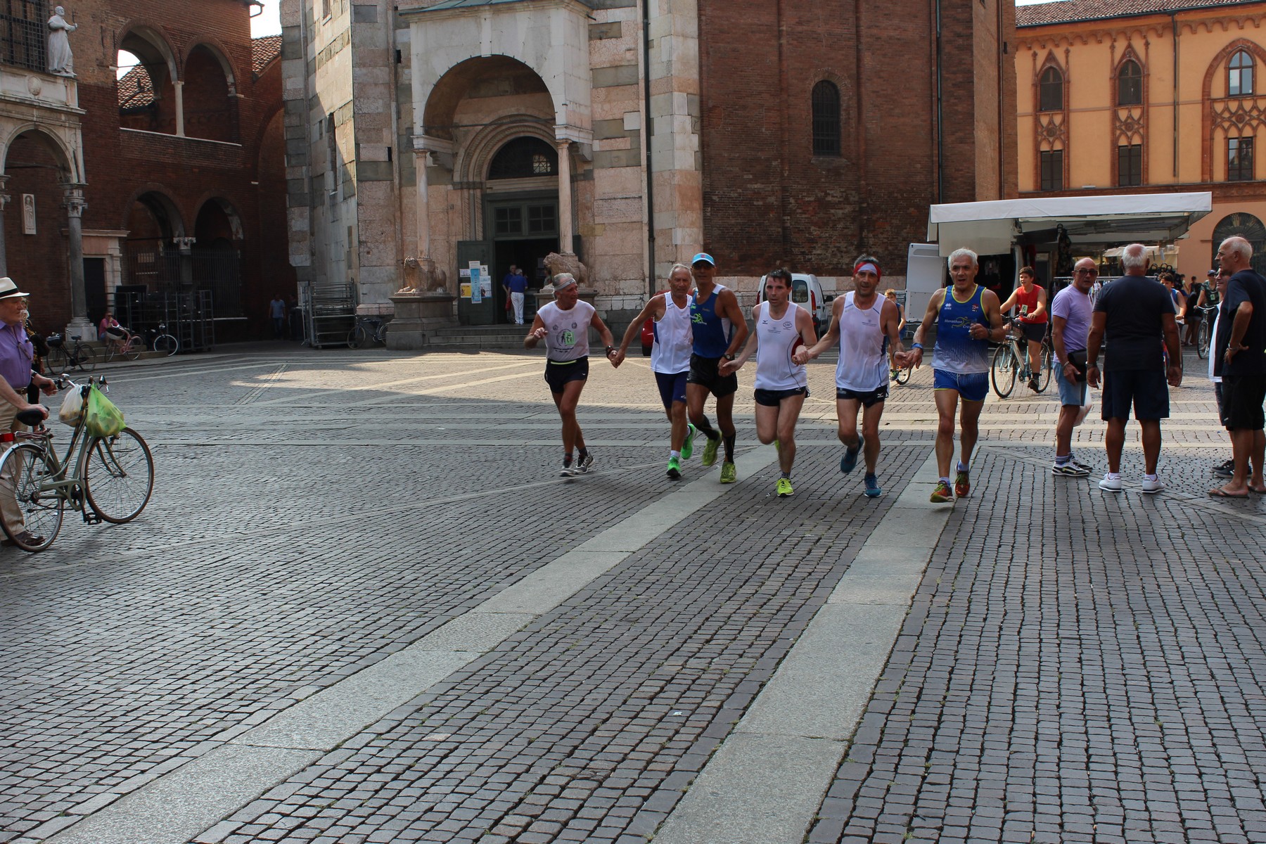 arrivo staffetta in piazza