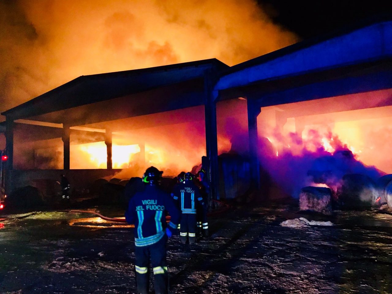 Incendio in cascina, distrutti 10mila quintali di fieno e paglia FOTO