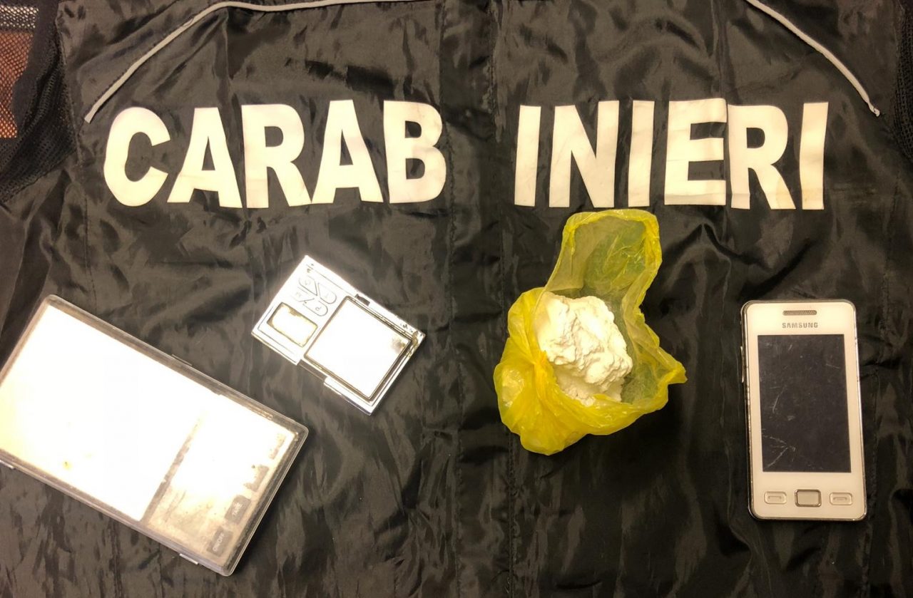 Al bar con mezzo etto di cocaina, arrestato mentre fugge senza maglietta