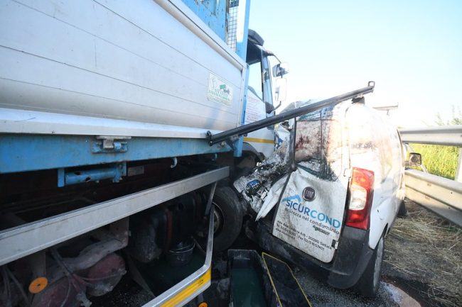 Travolti dal tir, morto il secondo ragazzo, per il camionista sarà duplice omicidio