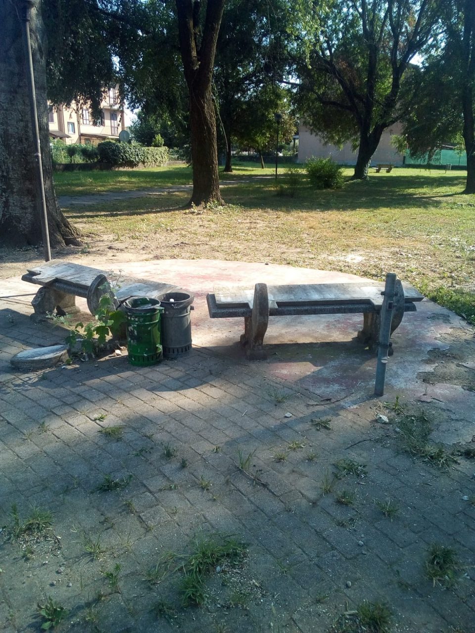 Vandali scatenati fanno a pezzi panchine e tavole di cemento