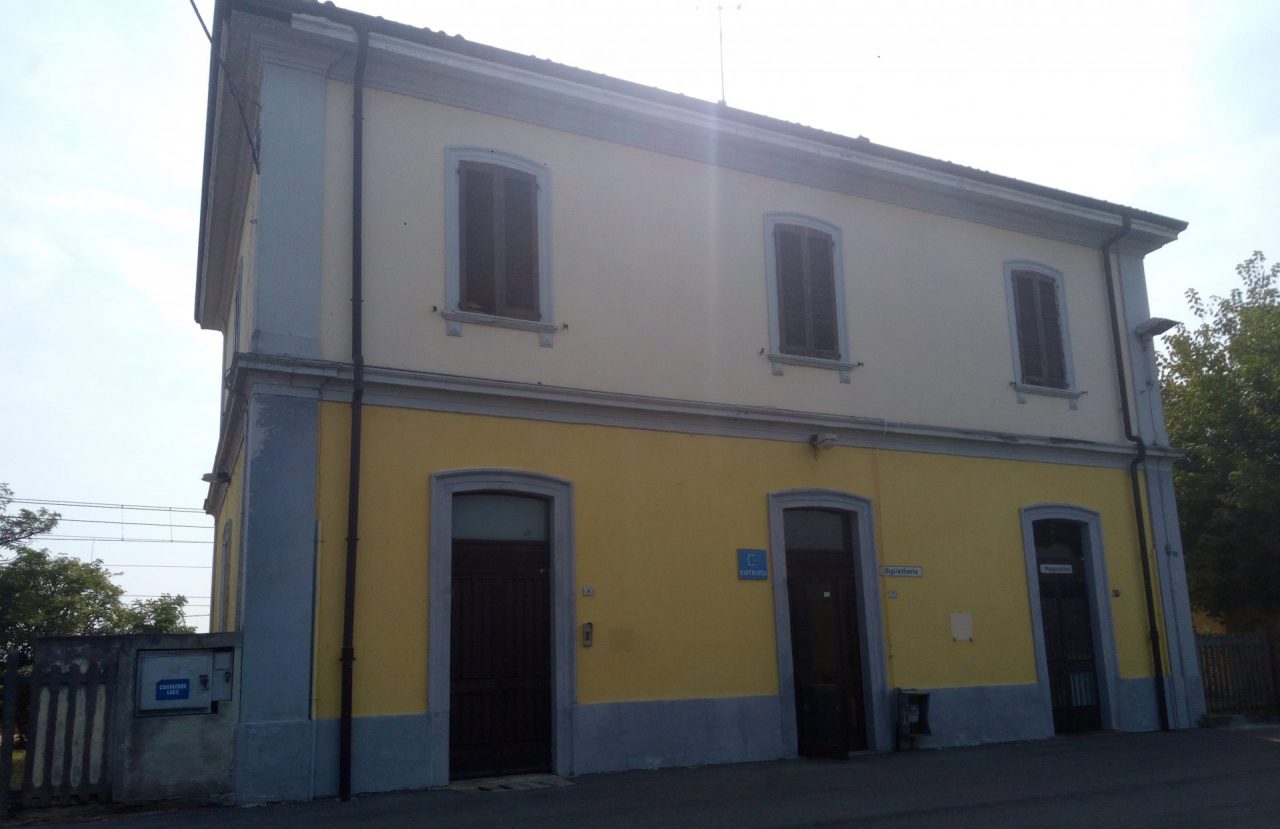 Stazione di Casaletto: degrado, vandalismo e scritte volgari FOTO