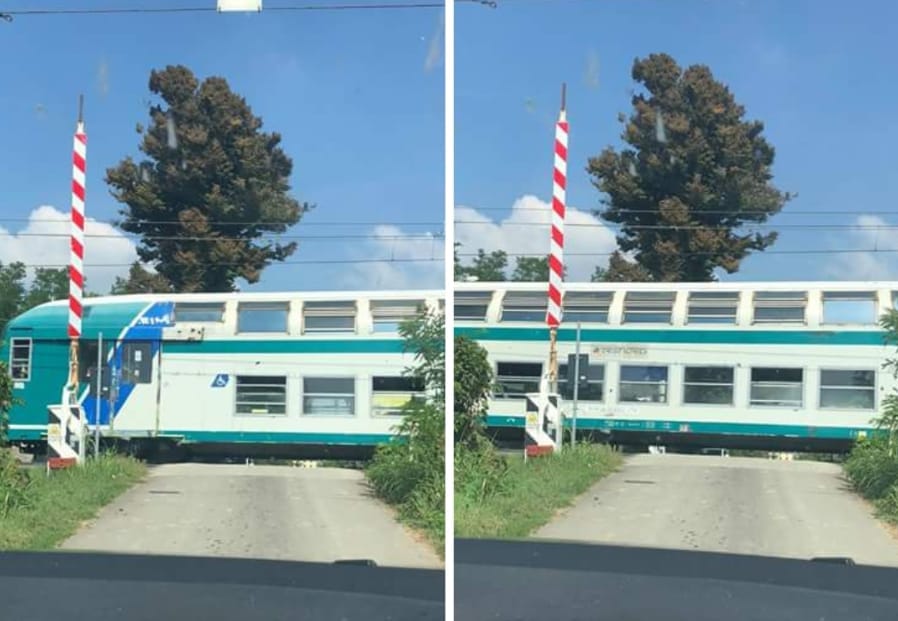 Il treno sfreccia, la sbarra del passaggio a livello non si abbassa