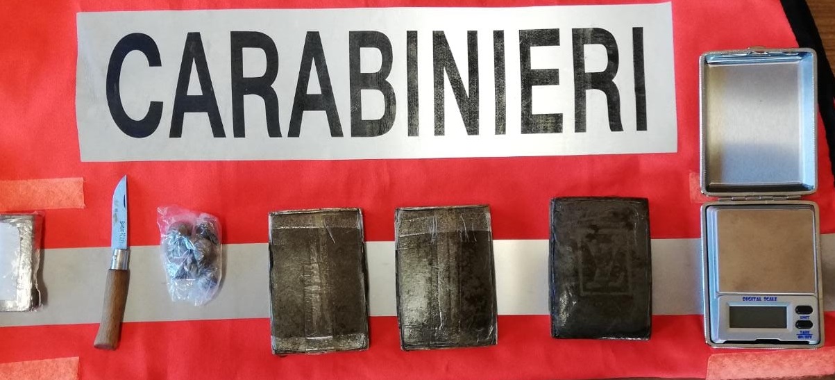 Droga in auto, 24enne incensurato in arresto