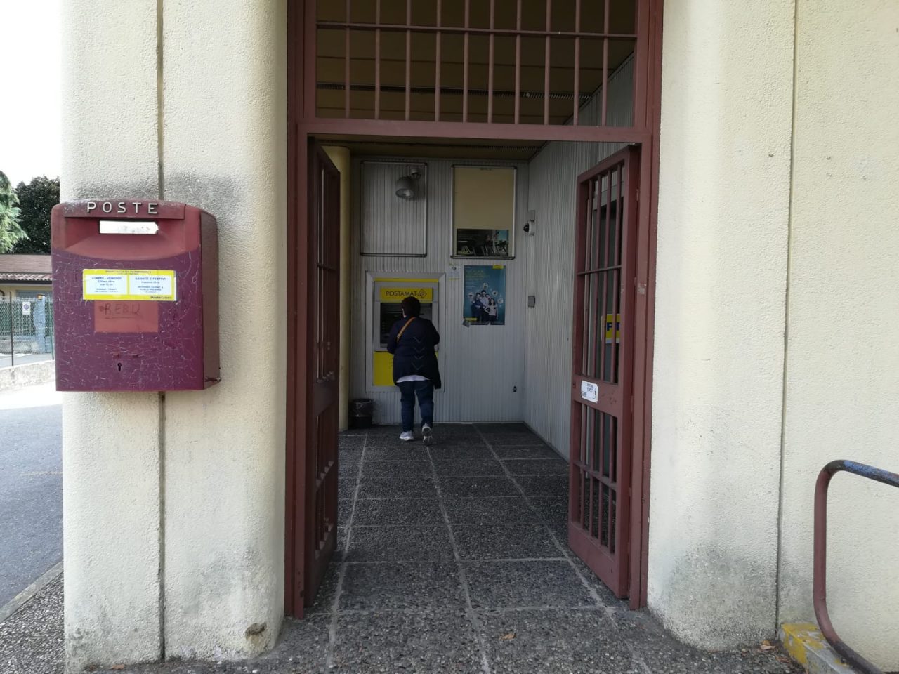 Bimbi chiudono la mamma nel Bancomat
