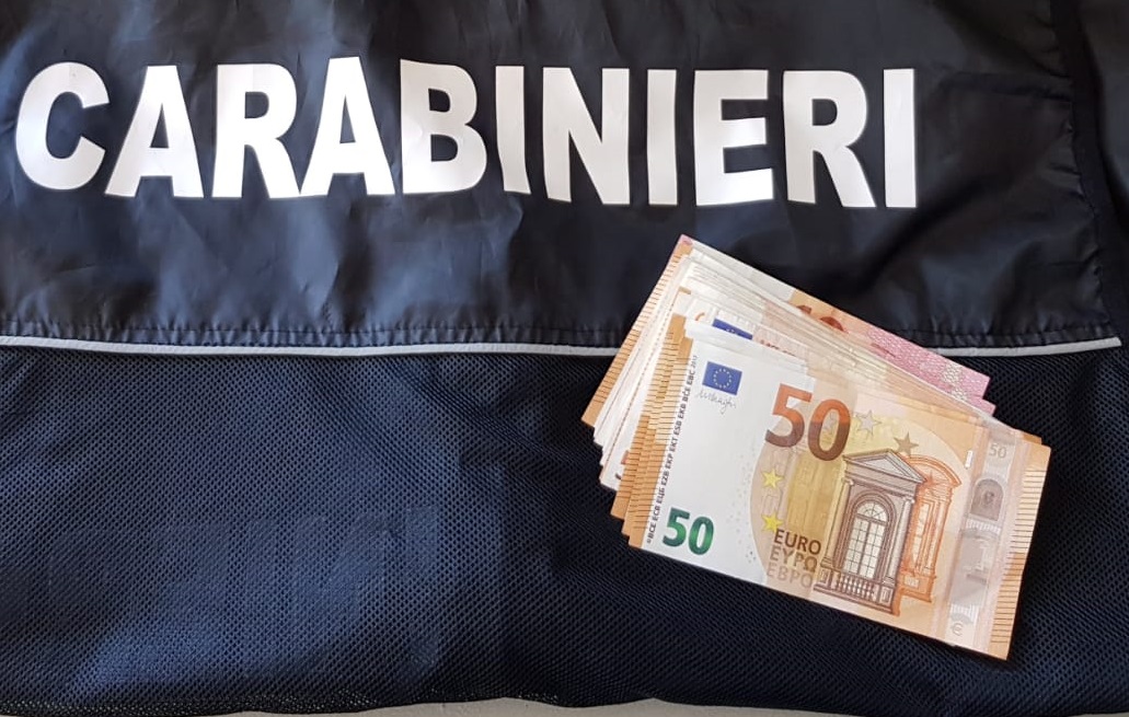 Ritrova denaro e lo consegna ai carabinieri