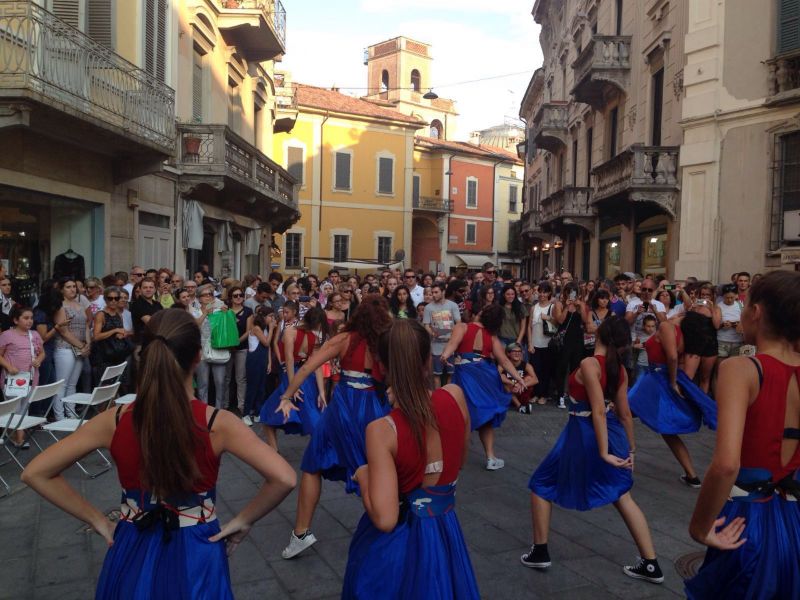 Effetto Domino, grande performance di danza a 360°