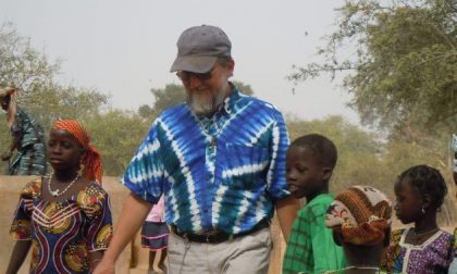 Il vescovo e il missionario rapito in Niger: "Pregate per padre Maccalli"