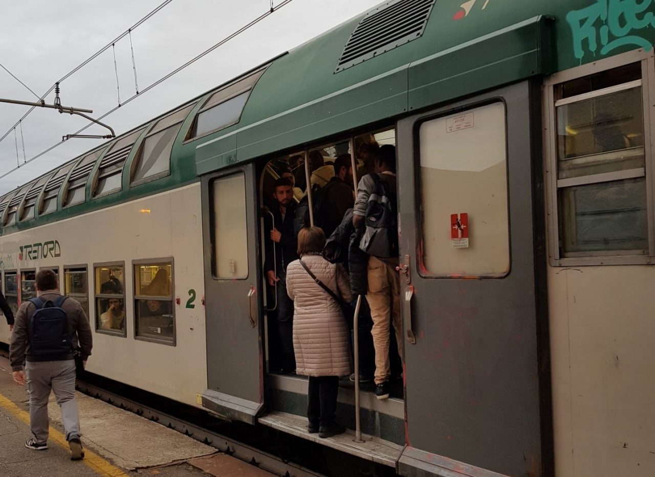 Treni cancellati e poche carrozze, pendolari come sardine FOTO