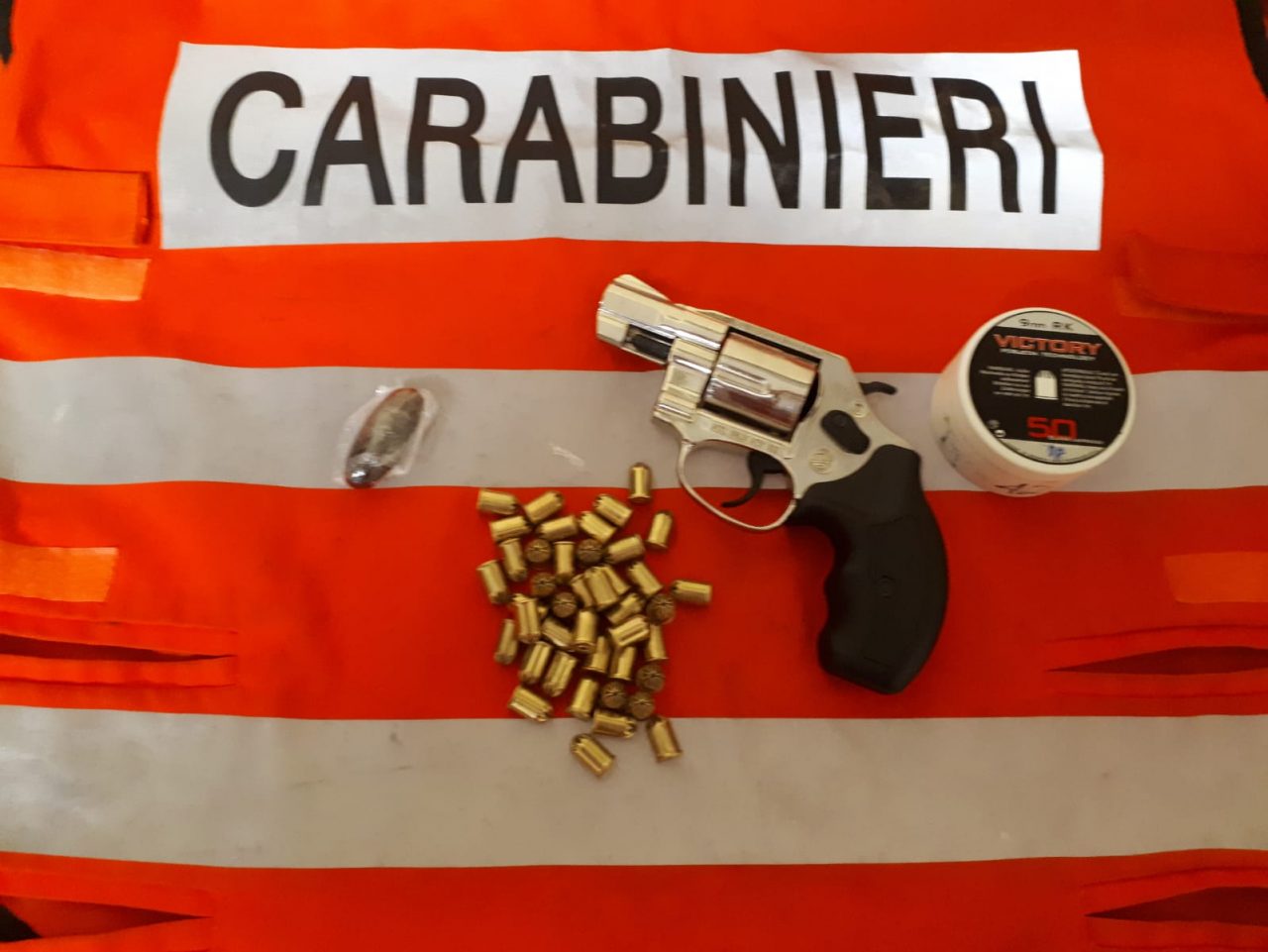 Minacce alla ex, in auto una pistola e droga