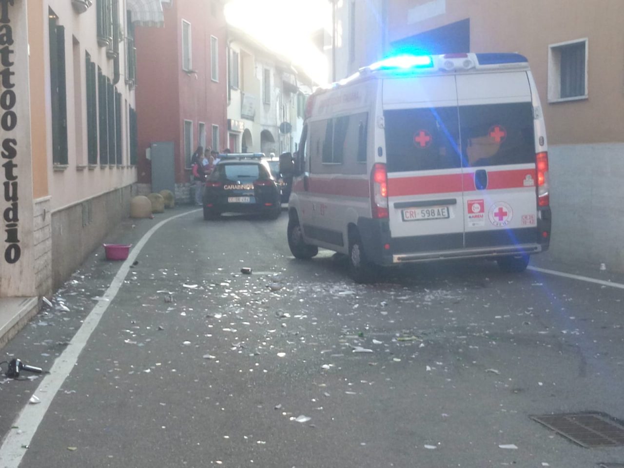 Lancia piatti, bottiglie (e insulti) dalla finestra, fermato dai carabinieri FOTO