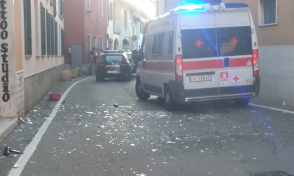 Lancia piatti, bottiglie (e insulti) dalla finestra, fermato dai carabinieri FOTO