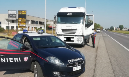 Con il Tir in città, quattro camionisti multati a Crema