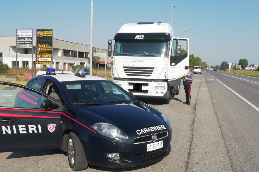 Con il Tir in città, quattro camionisti multati a Crema