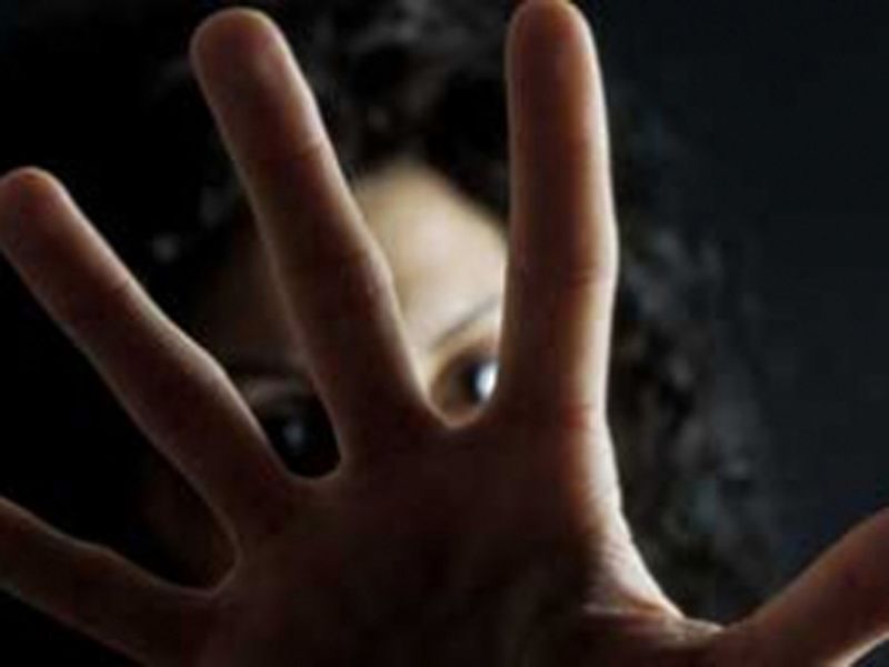 Minaccia e violenta donna, arrestato 31enne