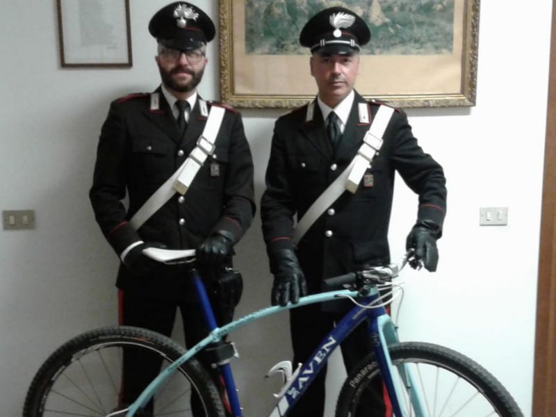 A spasso con la bicicletta rubata, denunciato 18enne